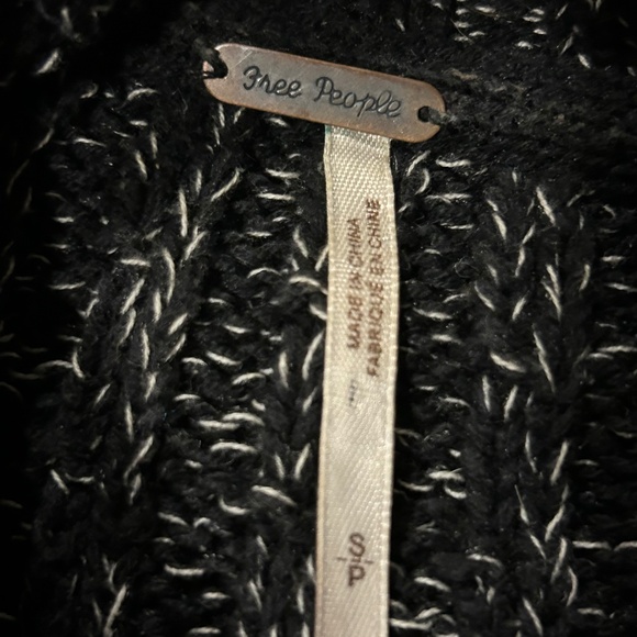 Free People Twisted Turtleneck. Cropped. Size S. - Picture 8 of 8